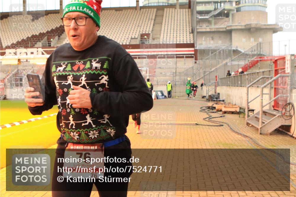 08.12.2024 - St. Pauli X-Mass-Run No. 14 Kathrin Stürmer Photography http://msf.ph/oto/7524771 08.12.2024 10:04:25 Ziel 76, 172, 595, 748, 2485, 2758, 2937, 3007, 3008 meine-sportfotos.de
