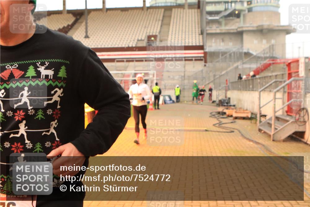 08.12.2024 - St. Pauli X-Mass-Run No. 14 Kathrin Stürmer Photography http://msf.ph/oto/7524772 08.12.2024 10:04:25 Ziel 76, 172, 595, 748, 2485, 2758, 2937, 3007, 3008 meine-sportfotos.de