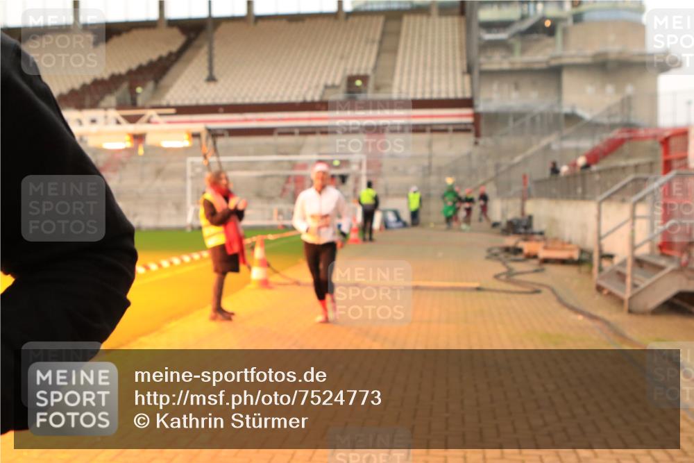 08.12.2024 - St. Pauli X-Mass-Run No. 14 Kathrin Stürmer Photography http://msf.ph/oto/7524773 08.12.2024 10:04:26 Ziel 76, 172, 595, 748, 2485, 2758, 2937, 3007, 3008 meine-sportfotos.de