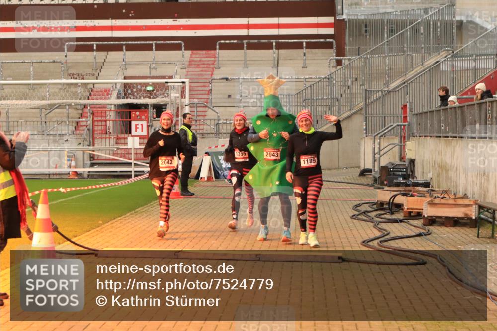 08.12.2024 - St. Pauli X-Mass-Run No. 14 Kathrin Stürmer Photography http://msf.ph/oto/7524779 08.12.2024 10:04:33 Ziel 76, 172, 1021, 1189, 1355, 2042, 2043, 2485, 2937 meine-sportfotos.de