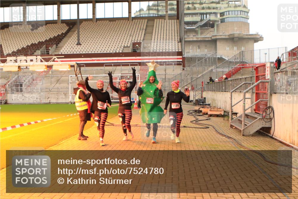 08.12.2024 - St. Pauli X-Mass-Run No. 14 Kathrin Stürmer Photography http://msf.ph/oto/7524780 08.12.2024 10:04:35 Ziel 76, 172, 1021, 1189, 1355, 2042, 2043, 2485, 2937 meine-sportfotos.de