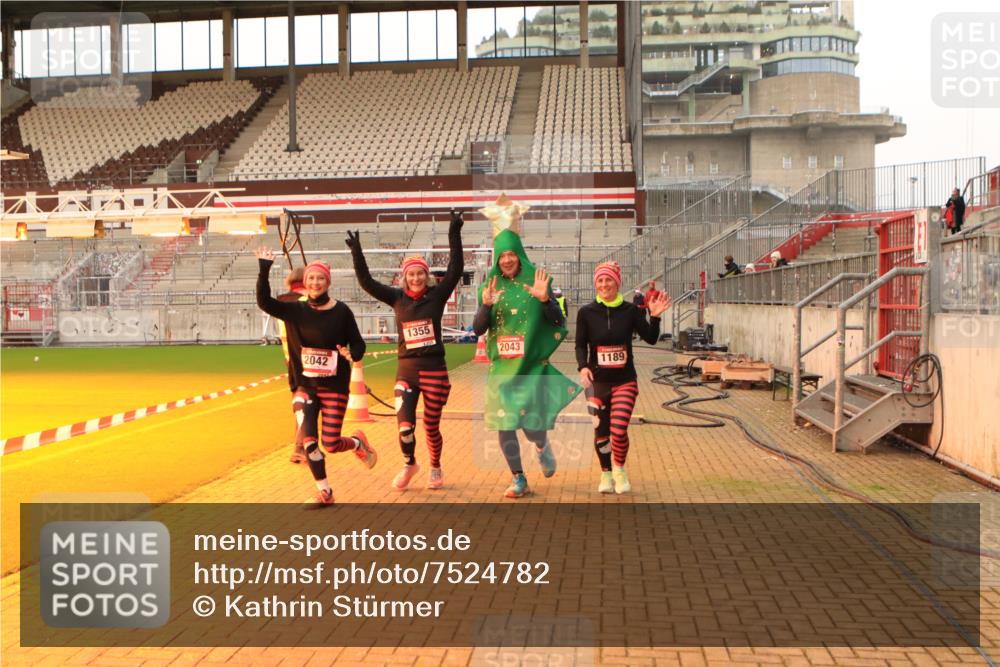 08.12.2024 - St. Pauli X-Mass-Run No. 14 Kathrin Stürmer Photography http://msf.ph/oto/7524782 08.12.2024 10:04:36 Ziel 1021, 1189, 1355, 2042, 2043, 2485, 2937 meine-sportfotos.de