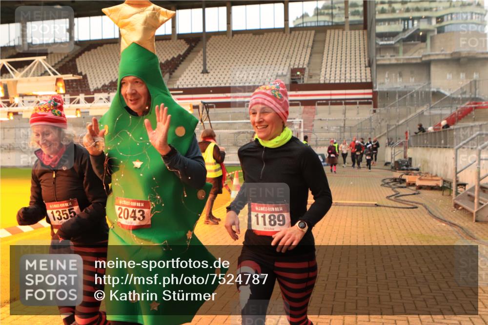 08.12.2024 - St. Pauli X-Mass-Run No. 14 Kathrin Stürmer Photography http://msf.ph/oto/7524787 08.12.2024 10:04:38 Ziel 1021, 1067, 1189, 1355, 2042, 2043, 2836 meine-sportfotos.de