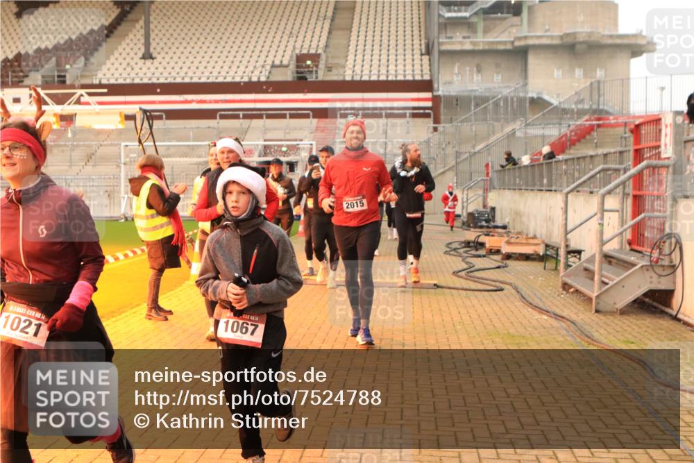 08.12.2024 - St. Pauli X-Mass-Run No. 14 Kathrin Stürmer Photography http://msf.ph/oto/7524788 08.12.2024 10:04:47 Ziel 24, 312, 1021, 1067, 1189, 1355, 1959, 2013, 2015, 2031, 2042, 2043, 2165, 2836, 3077, 3310, 3311, 3312, 3313, 3314, 3315, 3316, 3317, 3318 meine-sportfotos.de