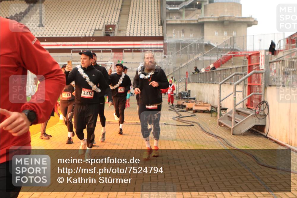 08.12.2024 - St. Pauli X-Mass-Run No. 14 Kathrin Stürmer Photography http://msf.ph/oto/7524794 08.12.2024 10:04:50 Ziel 24, 312, 1021, 1067, 1959, 2013, 2015, 2031, 2165, 2836, 3077, 3310, 3311, 3312, 3313, 3314, 3315, 3316, 3317, 3318 meine-sportfotos.de