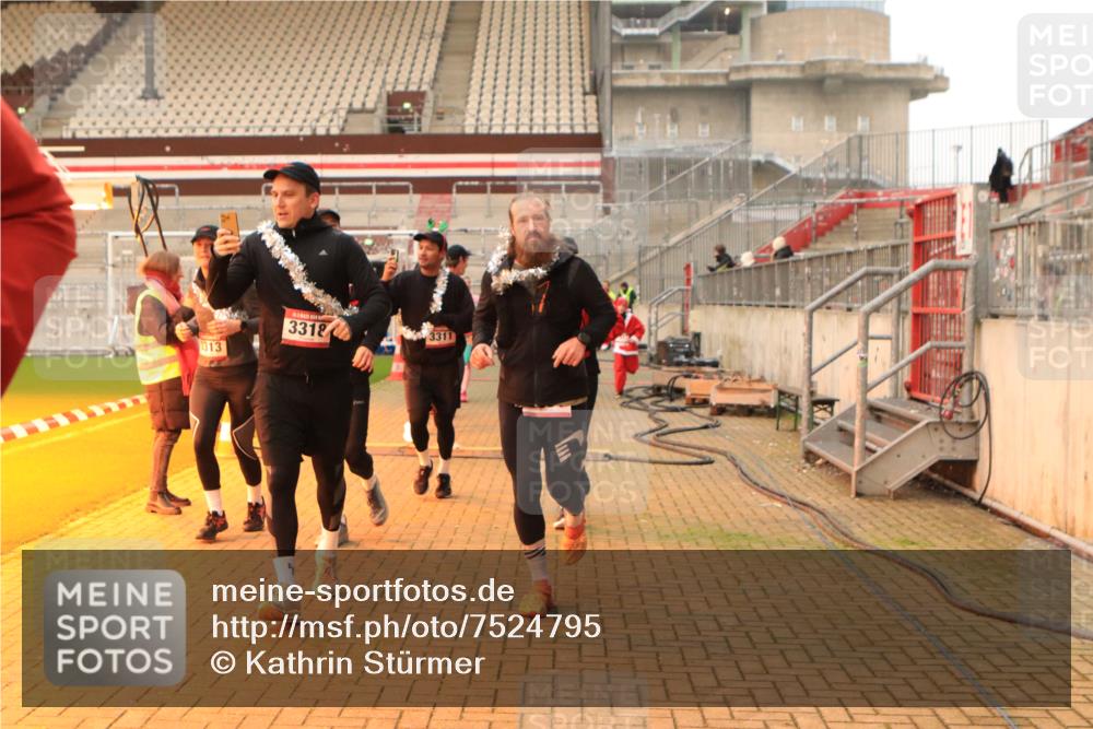 08.12.2024 - St. Pauli X-Mass-Run No. 14 Kathrin Stürmer Photography http://msf.ph/oto/7524795 08.12.2024 10:04:50 Ziel 24, 312, 1021, 1067, 1959, 2013, 2015, 2031, 2165, 2836, 3077, 3310, 3311, 3312, 3313, 3314, 3315, 3316, 3317, 3318 meine-sportfotos.de