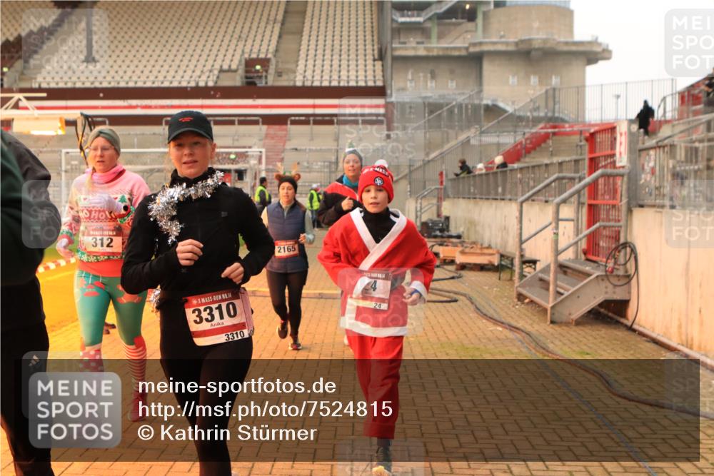 08.12.2024 - St. Pauli X-Mass-Run No. 14 Kathrin Stürmer Photography http://msf.ph/oto/7524815 08.12.2024 10:04:55 Ziel 24, 273, 312, 620, 1067, 1959, 2013, 2015, 2031, 2165, 2836, 3077, 3310, 3311, 3312, 3313, 3314, 3315, 3316, 3317, 3318 meine-sportfotos.de