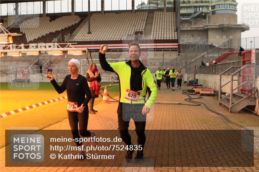 08.12.2024 - St. Pauli X-Mass-Run No. 14 Kathrin Stürmer Photography http://msf.ph/oto/7524835 08.12.2024 10:05:04 Ziel 24, 273, 312, 620, 1959, 2165, 2889, 2890, 2903, 2904, 3310, 3312, 3316 meine-sportfotos.de
