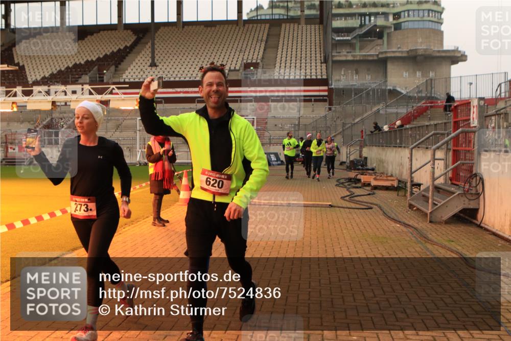 08.12.2024 - St. Pauli X-Mass-Run No. 14 Kathrin Stürmer Photography http://msf.ph/oto/7524836 08.12.2024 10:05:05 Ziel 24, 273, 312, 620, 1959, 2165, 2889, 2890, 2903, 2904, 3316, 3339 meine-sportfotos.de