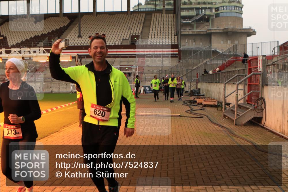 08.12.2024 - St. Pauli X-Mass-Run No. 14 Kathrin Stürmer Photography http://msf.ph/oto/7524837 08.12.2024 10:05:05 Ziel 24, 273, 312, 620, 1959, 2165, 2889, 2890, 2903, 2904, 3316, 3339 meine-sportfotos.de