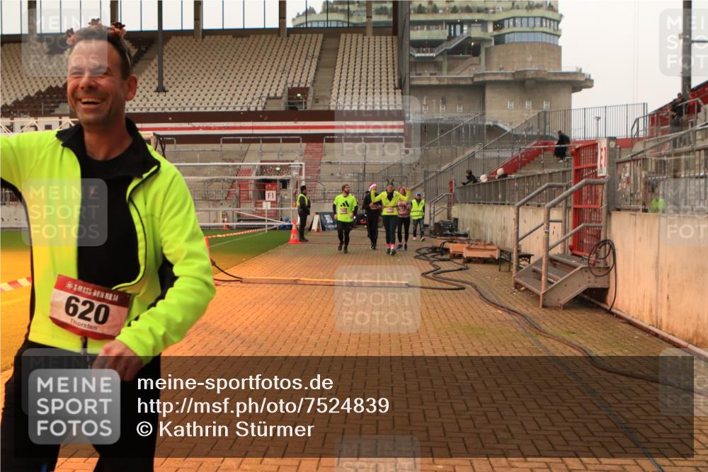 08.12.2024 - St. Pauli X-Mass-Run No. 14 Kathrin Stürmer Photography http://msf.ph/oto/7524839 08.12.2024 10:05:05 Ziel 24, 273, 312, 620, 1959, 2165, 2889, 2890, 2903, 2904, 3316, 3339 meine-sportfotos.de