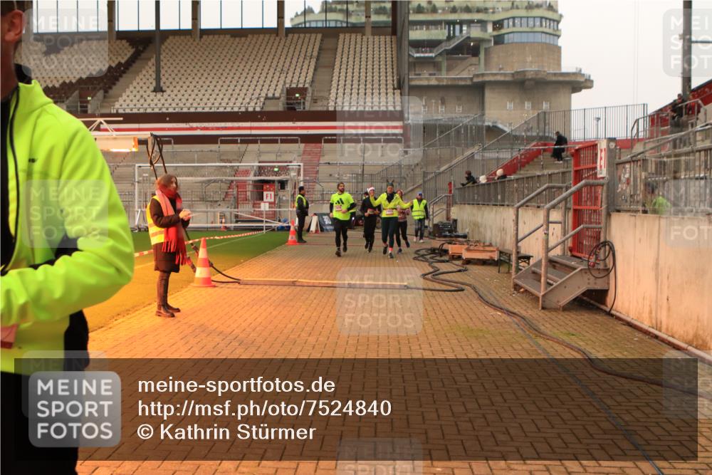 08.12.2024 - St. Pauli X-Mass-Run No. 14 Kathrin Stürmer Photography http://msf.ph/oto/7524840 08.12.2024 10:05:05 Ziel 24, 273, 312, 620, 1959, 2165, 2889, 2890, 2903, 2904, 3316, 3339 meine-sportfotos.de