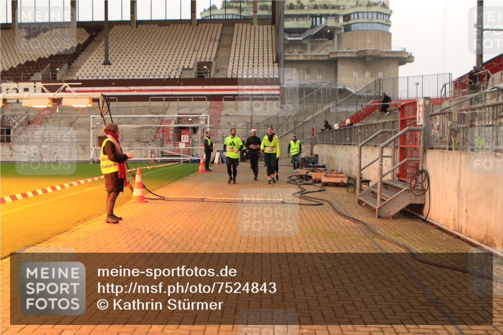 08.12.2024 - St. Pauli X-Mass-Run No. 14 Kathrin Stürmer Photography http://msf.ph/oto/7524843 08.12.2024 10:05:06 Ziel 24, 273, 312, 620, 949, 1959, 2165, 2889, 2890, 2903, 2904, 3339 meine-sportfotos.de