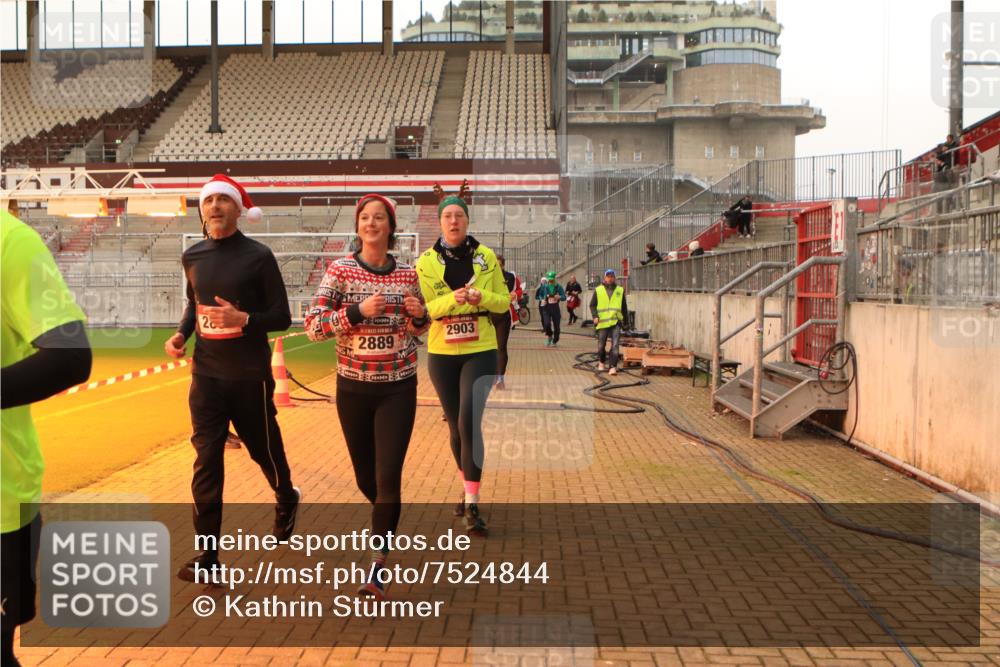 08.12.2024 - St. Pauli X-Mass-Run No. 14 Kathrin Stürmer Photography http://msf.ph/oto/7524844 08.12.2024 10:05:11 Ziel 126, 273, 620, 949, 2146, 2889, 2890, 2903, 2904, 3339 meine-sportfotos.de