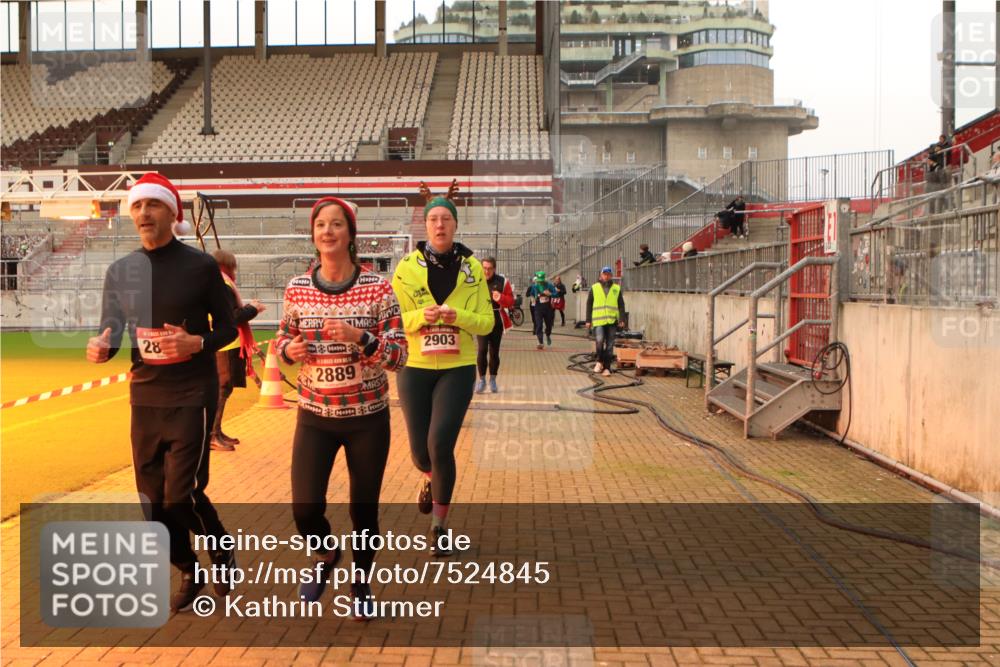 08.12.2024 - St. Pauli X-Mass-Run No. 14 Kathrin Stürmer Photography http://msf.ph/oto/7524845 08.12.2024 10:05:12 Ziel 126, 273, 620, 949, 2056, 2080, 2146, 2889, 2890, 2903, 2904, 3339 meine-sportfotos.de