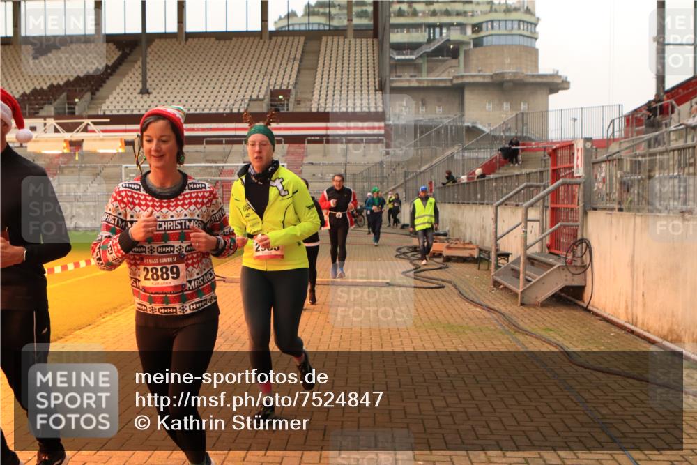 08.12.2024 - St. Pauli X-Mass-Run No. 14 Kathrin Stürmer Photography http://msf.ph/oto/7524847 08.12.2024 10:05:12 Ziel 126, 273, 620, 949, 2056, 2080, 2146, 2889, 2890, 2903, 2904, 3339 meine-sportfotos.de
