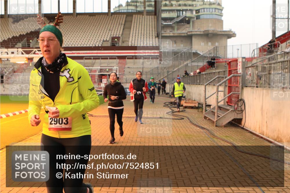 08.12.2024 - St. Pauli X-Mass-Run No. 14 Kathrin Stürmer Photography http://msf.ph/oto/7524851 08.12.2024 10:05:13 Ziel 126, 273, 620, 949, 2056, 2080, 2146, 2889, 2890, 2903, 2904, 3339 meine-sportfotos.de
