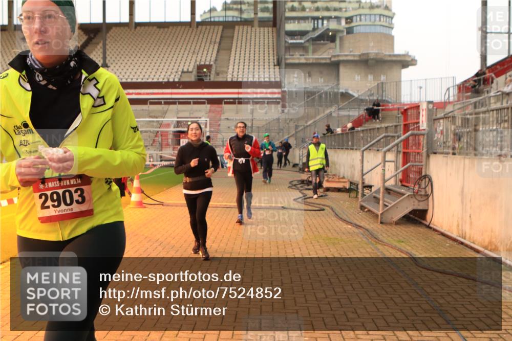 08.12.2024 - St. Pauli X-Mass-Run No. 14 Kathrin Stürmer Photography http://msf.ph/oto/7524852 08.12.2024 10:05:13 Ziel 126, 273, 620, 949, 2056, 2080, 2146, 2889, 2890, 2903, 2904, 3339 meine-sportfotos.de