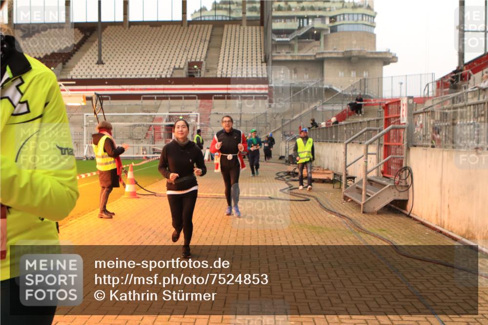 08.12.2024 - St. Pauli X-Mass-Run No. 14 Kathrin Stürmer Photography http://msf.ph/oto/7524853 08.12.2024 10:05:13 Ziel 126, 273, 620, 949, 2056, 2080, 2146, 2889, 2890, 2903, 2904, 3339 meine-sportfotos.de