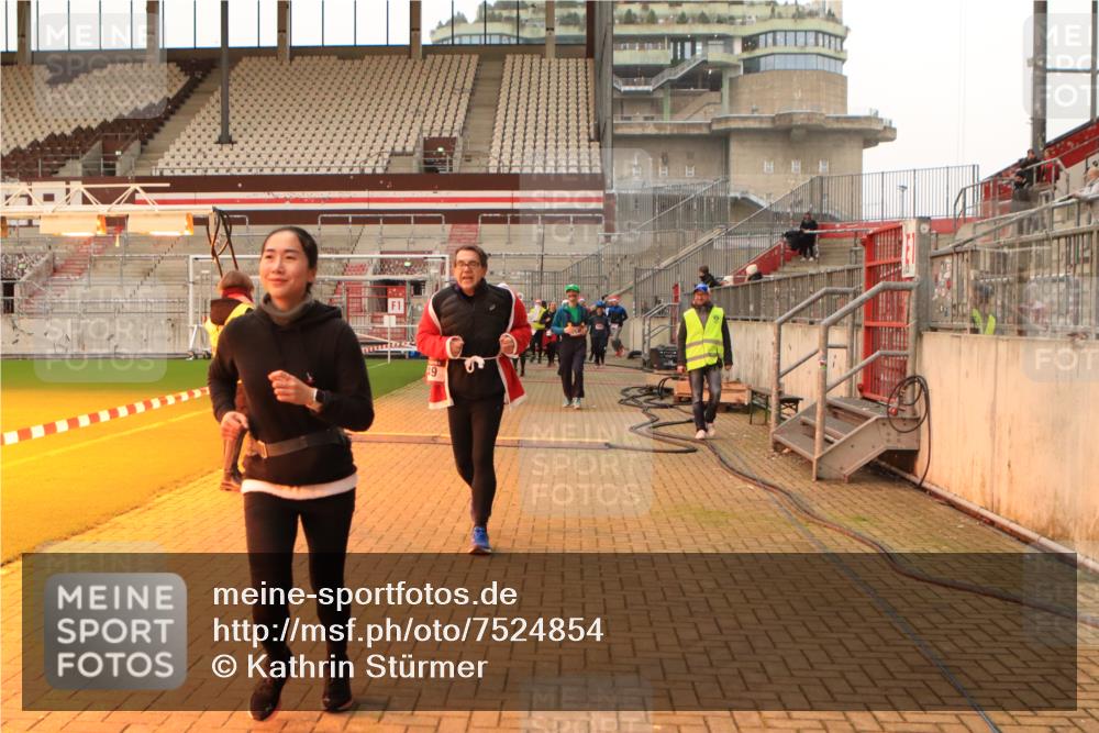 08.12.2024 - St. Pauli X-Mass-Run No. 14 Kathrin Stürmer Photography http://msf.ph/oto/7524854 08.12.2024 10:05:14 Ziel 126, 273, 949, 2056, 2080, 2146, 2864, 2866, 2889, 2890, 2903, 2904, 3339 meine-sportfotos.de