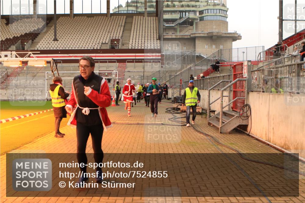 08.12.2024 - St. Pauli X-Mass-Run No. 14 Kathrin Stürmer Photography http://msf.ph/oto/7524855 08.12.2024 10:05:15 Ziel 126, 273, 949, 2056, 2077, 2080, 2146, 2864, 2866, 2889, 2890, 2903, 2904, 3302, 3339 meine-sportfotos.de