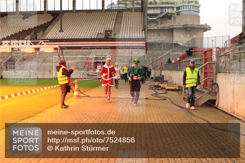 08.12.2024 - St. Pauli X-Mass-Run No. 14 Kathrin Stürmer Photography http://msf.ph/oto/7524856 08.12.2024 10:05:16 Ziel 126, 932, 949, 1957, 2056, 2077, 2080, 2146, 2864, 2866, 2889, 2890, 2903, 2904, 3302, 3339 meine-sportfotos.de