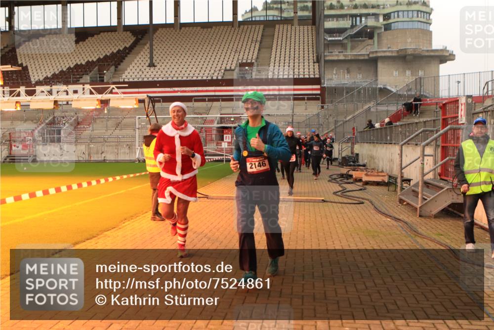 08.12.2024 - St. Pauli X-Mass-Run No. 14 Kathrin Stürmer Photography http://msf.ph/oto/7524861 08.12.2024 10:05:18 Ziel 126, 751, 932, 949, 1178, 1605, 1643, 1650, 1957, 2056, 2077, 2080, 2146, 2864, 2866, 2889, 2890, 2903, 2904, 3114, 3184, 3302, 3339 meine-sportfotos.de
