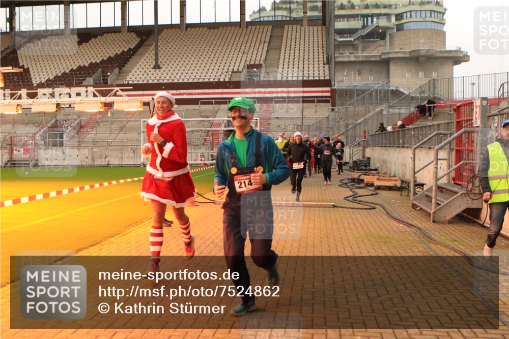 08.12.2024 - St. Pauli X-Mass-Run No. 14 Kathrin Stürmer Photography http://msf.ph/oto/7524862 08.12.2024 10:05:18 Ziel 126, 751, 932, 949, 1178, 1605, 1643, 1650, 1957, 2056, 2077, 2080, 2146, 2864, 2866, 2889, 2890, 2903, 2904, 3114, 3184, 3302, 3339 meine-sportfotos.de