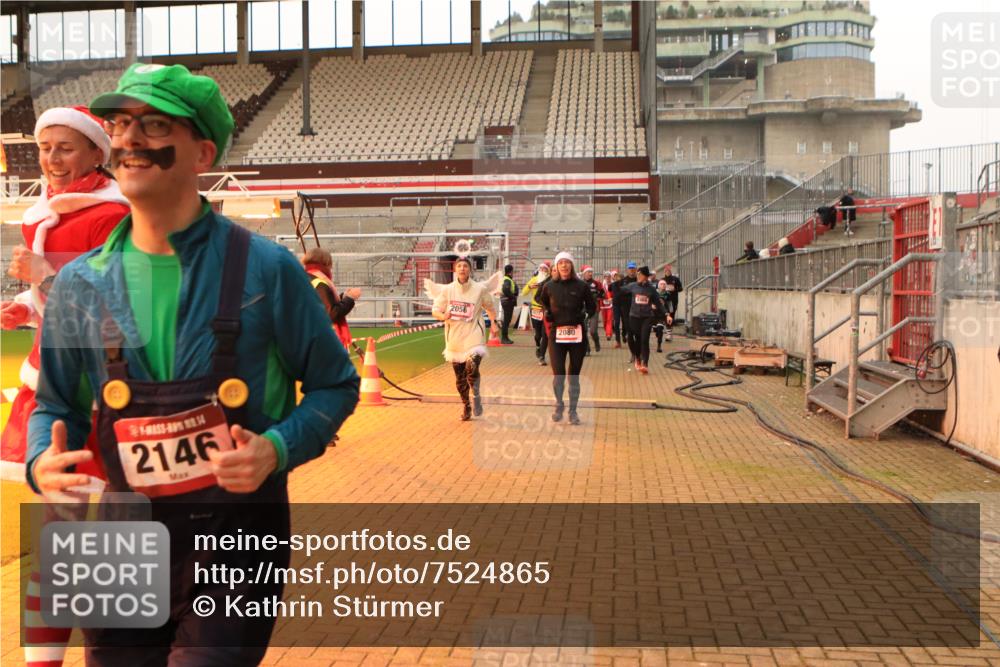 08.12.2024 - St. Pauli X-Mass-Run No. 14 Kathrin Stürmer Photography http://msf.ph/oto/7524865 08.12.2024 10:05:19 Ziel 126, 751, 932, 949, 1178, 1605, 1643, 1650, 1957, 2056, 2077, 2080, 2146, 2308, 2864, 2866, 2889, 2890, 2903, 2904, 3114, 3184, 3302, 3339 meine-sportfotos.de