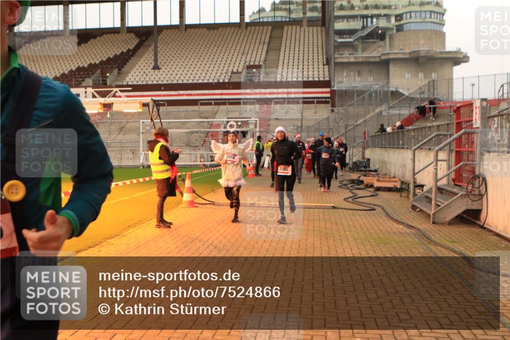 08.12.2024 - St. Pauli X-Mass-Run No. 14 Kathrin Stürmer Photography http://msf.ph/oto/7524866 08.12.2024 10:05:19 Ziel 126, 751, 932, 949, 1178, 1605, 1643, 1650, 1957, 2056, 2077, 2080, 2146, 2308, 2864, 2866, 2889, 2890, 2903, 2904, 3114, 3184, 3302, 3339 meine-sportfotos.de