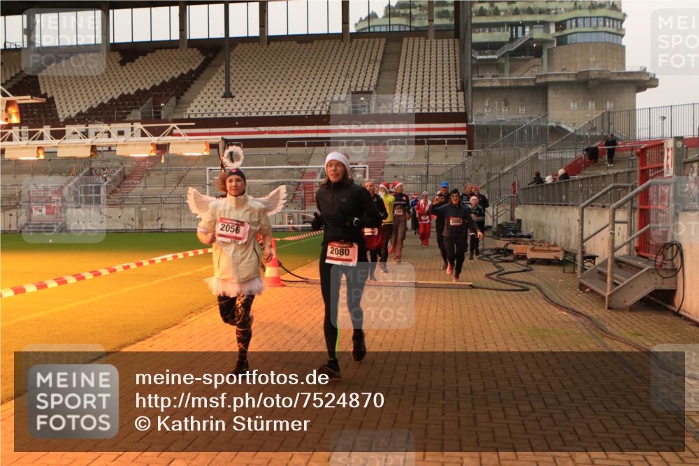 08.12.2024 - St. Pauli X-Mass-Run No. 14 Kathrin Stürmer Photography http://msf.ph/oto/7524870 08.12.2024 10:05:21 Ziel 126, 751, 932, 949, 1178, 1605, 1643, 1650, 1957, 2056, 2077, 2080, 2146, 2306, 2308, 2344, 2435, 2603, 2864, 2866, 2889, 2890, 2903, 2904, 2908, 3114, 3118, 3184, 3302, 3339 meine-sportfotos.de