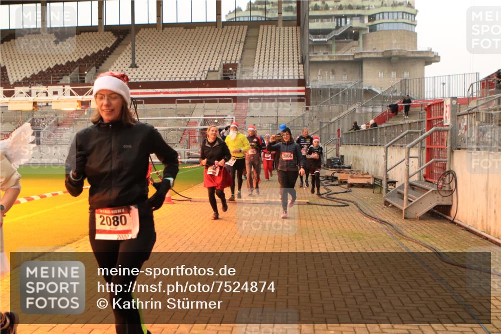 08.12.2024 - St. Pauli X-Mass-Run No. 14 Kathrin Stürmer Photography http://msf.ph/oto/7524874 08.12.2024 10:05:22 Ziel 126, 751, 932, 949, 1178, 1605, 1643, 1650, 1957, 2056, 2077, 2080, 2146, 2306, 2308, 2344, 2435, 2603, 2864, 2866, 2889, 2890, 2908, 3114, 3115, 3118, 3184, 3302, 3339 meine-sportfotos.de