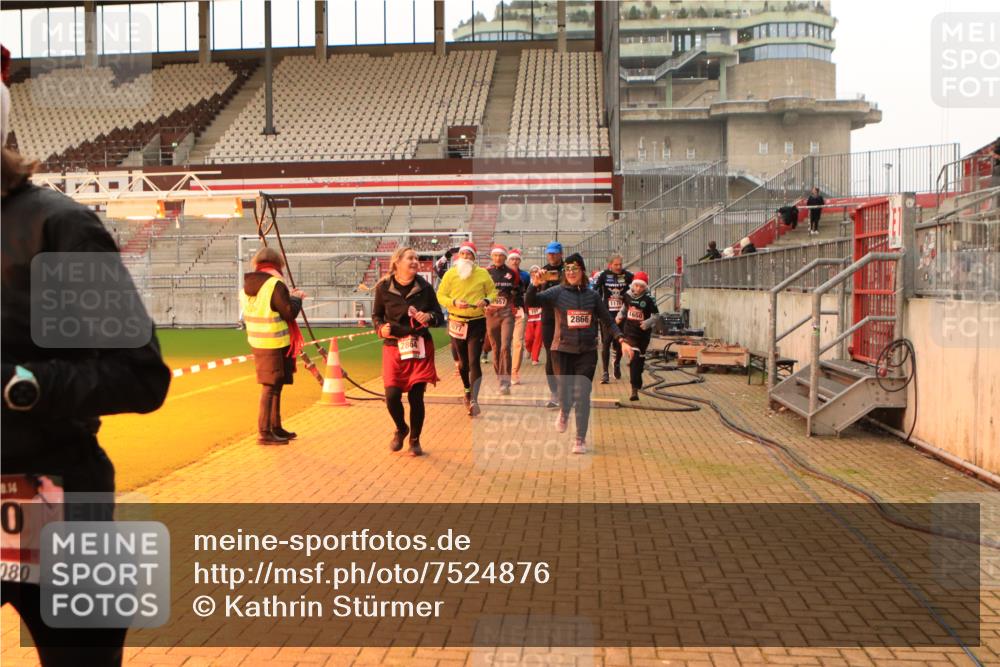 08.12.2024 - St. Pauli X-Mass-Run No. 14 Kathrin Stürmer Photography http://msf.ph/oto/7524876 08.12.2024 10:05:22 Ziel 126, 751, 932, 949, 1178, 1605, 1643, 1650, 1957, 2056, 2077, 2080, 2146, 2306, 2308, 2344, 2435, 2603, 2864, 2866, 2889, 2890, 2908, 3114, 3115, 3118, 3184, 3302, 3339 meine-sportfotos.de