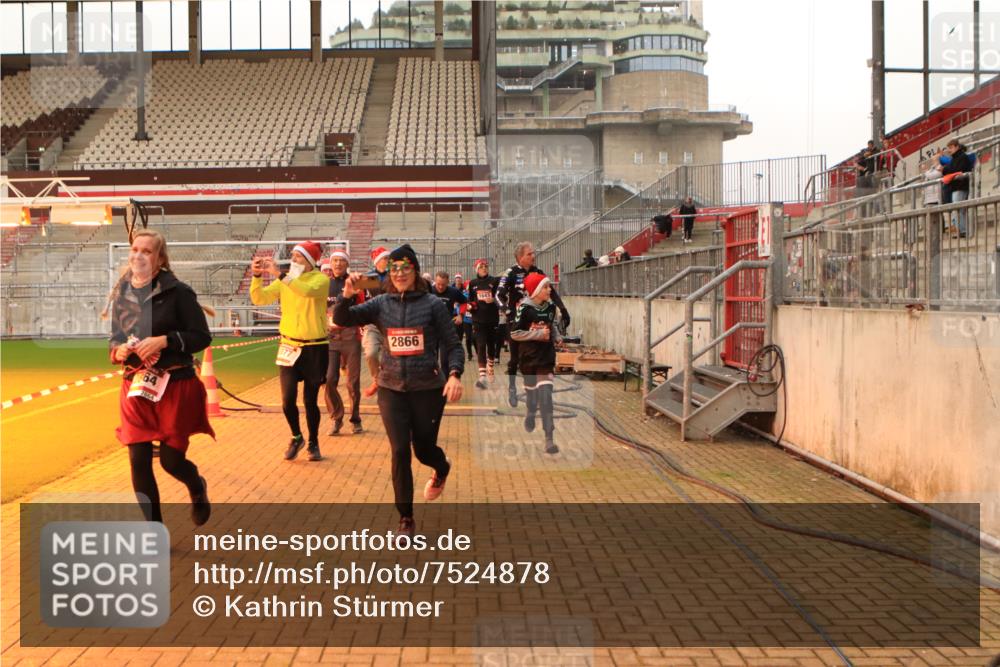 08.12.2024 - St. Pauli X-Mass-Run No. 14 Kathrin Stürmer Photography http://msf.ph/oto/7524878 08.12.2024 10:05:23 Ziel 126, 751, 932, 949, 1178, 1605, 1643, 1650, 1957, 2056, 2077, 2080, 2146, 2306, 2308, 2344, 2435, 2474, 2603, 2864, 2866, 2908, 3114, 3115, 3118, 3184, 3302, 3339 meine-sportfotos.de