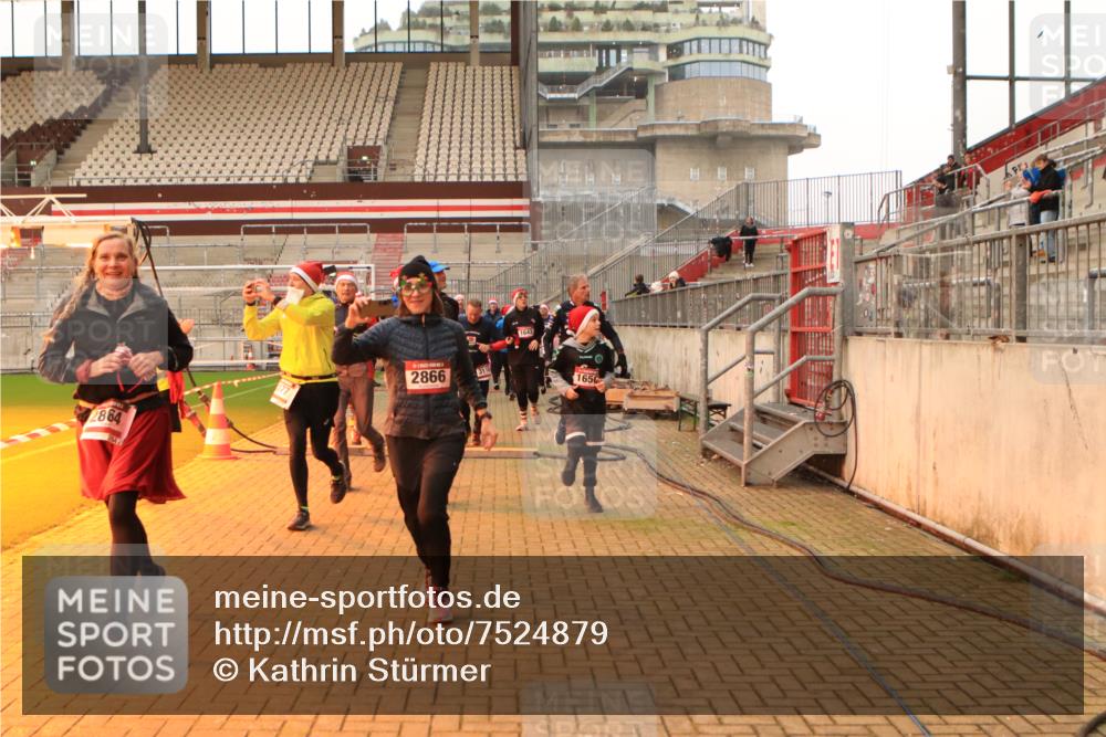 08.12.2024 - St. Pauli X-Mass-Run No. 14 Kathrin Stürmer Photography http://msf.ph/oto/7524879 08.12.2024 10:05:23 Ziel 126, 751, 932, 949, 1178, 1605, 1643, 1650, 1957, 2056, 2077, 2080, 2146, 2306, 2308, 2344, 2435, 2474, 2603, 2864, 2866, 2908, 3114, 3115, 3118, 3184, 3302, 3339 meine-sportfotos.de