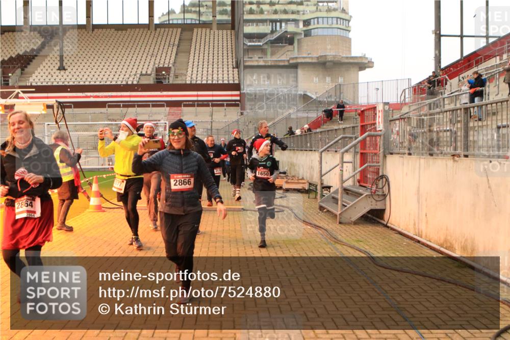 08.12.2024 - St. Pauli X-Mass-Run No. 14 Kathrin Stürmer Photography http://msf.ph/oto/7524880 08.12.2024 10:05:23 Ziel 126, 751, 932, 949, 1178, 1605, 1643, 1650, 1957, 2056, 2077, 2080, 2146, 2306, 2308, 2344, 2435, 2474, 2603, 2864, 2866, 2908, 3114, 3115, 3118, 3184, 3302, 3339 meine-sportfotos.de