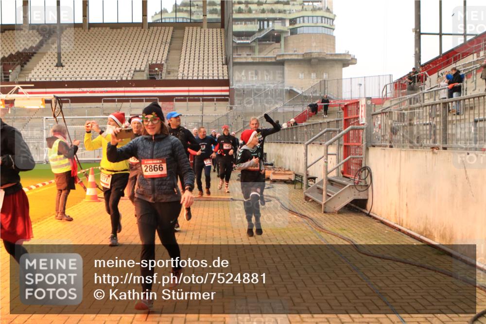 08.12.2024 - St. Pauli X-Mass-Run No. 14 Kathrin Stürmer Photography http://msf.ph/oto/7524881 08.12.2024 10:05:24 Ziel 126, 751, 932, 949, 1178, 1232, 1605, 1643, 1650, 1957, 2056, 2077, 2080, 2146, 2306, 2308, 2344, 2435, 2474, 2603, 2864, 2866, 2908, 3114, 3115, 3118, 3184, 3302, 3339 meine-sportfotos.de