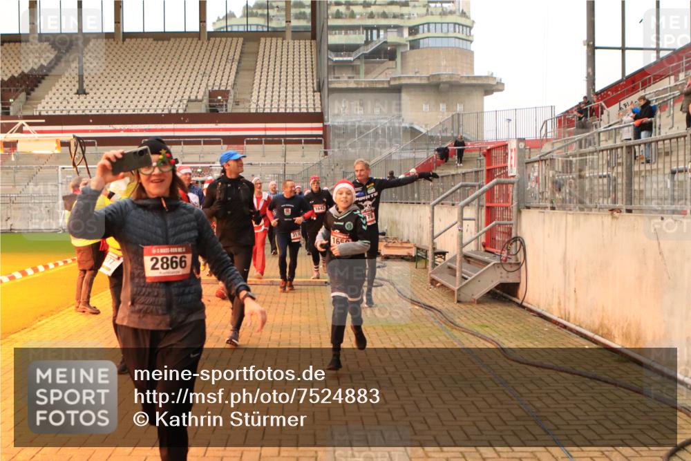 08.12.2024 - St. Pauli X-Mass-Run No. 14 Kathrin Stürmer Photography http://msf.ph/oto/7524883 08.12.2024 10:05:24 Ziel 126, 751, 932, 949, 1178, 1232, 1605, 1643, 1650, 1957, 2056, 2077, 2080, 2146, 2306, 2308, 2344, 2435, 2474, 2603, 2864, 2866, 2908, 3114, 3115, 3118, 3184, 3302, 3339 meine-sportfotos.de
