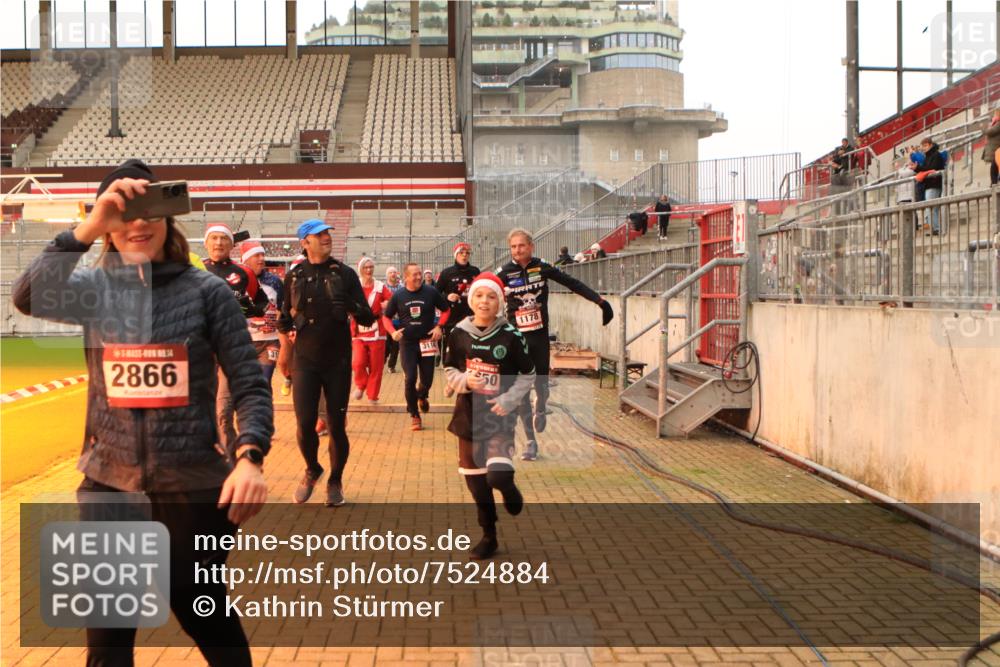 08.12.2024 - St. Pauli X-Mass-Run No. 14 Kathrin Stürmer Photography http://msf.ph/oto/7524884 08.12.2024 10:05:24 Ziel 126, 751, 932, 949, 1178, 1232, 1605, 1643, 1650, 1957, 2056, 2077, 2080, 2146, 2306, 2308, 2344, 2435, 2474, 2603, 2864, 2866, 2908, 3114, 3115, 3118, 3184, 3302, 3339 meine-sportfotos.de
