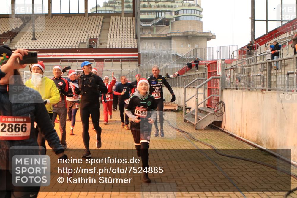 08.12.2024 - St. Pauli X-Mass-Run No. 14 Kathrin Stürmer Photography http://msf.ph/oto/7524885 08.12.2024 10:05:24 Ziel 126, 751, 932, 949, 1178, 1232, 1605, 1643, 1650, 1957, 2056, 2077, 2080, 2146, 2306, 2308, 2344, 2435, 2474, 2603, 2864, 2866, 2908, 3114, 3115, 3118, 3184, 3302, 3339 meine-sportfotos.de