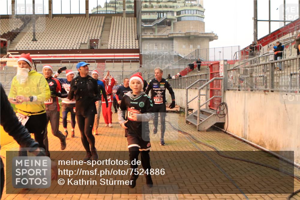 08.12.2024 - St. Pauli X-Mass-Run No. 14 Kathrin Stürmer Photography http://msf.ph/oto/7524886 08.12.2024 10:05:25 Ziel 126, 751, 932, 949, 1178, 1232, 1605, 1643, 1650, 1957, 2056, 2077, 2080, 2146, 2306, 2308, 2344, 2435, 2474, 2603, 2864, 2866, 2908, 3114, 3115, 3118, 3184, 3302, 3339 meine-sportfotos.de
