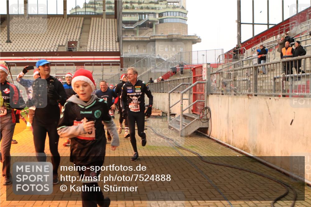 08.12.2024 - St. Pauli X-Mass-Run No. 14 Kathrin Stürmer Photography http://msf.ph/oto/7524888 08.12.2024 10:05:25 Ziel 126, 751, 932, 949, 1178, 1232, 1605, 1643, 1650, 1957, 2056, 2077, 2080, 2146, 2306, 2308, 2344, 2435, 2474, 2603, 2864, 2866, 2908, 3114, 3115, 3118, 3184, 3302, 3339 meine-sportfotos.de