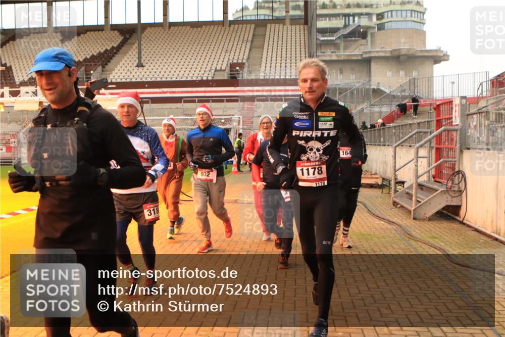 08.12.2024 - St. Pauli X-Mass-Run No. 14 Kathrin Stürmer Photography http://msf.ph/oto/7524893 08.12.2024 10:05:26 Ziel 126, 751, 932, 949, 1178, 1232, 1243, 1605, 1643, 1650, 1957, 2056, 2077, 2080, 2146, 2306, 2308, 2344, 2435, 2474, 2603, 2864, 2866, 2908, 3114, 3115, 3118, 3184, 3302 meine-sportfotos.de
