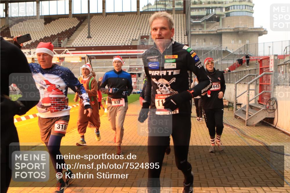 08.12.2024 - St. Pauli X-Mass-Run No. 14 Kathrin Stürmer Photography http://msf.ph/oto/7524895 08.12.2024 10:05:26 Ziel 126, 751, 932, 949, 1178, 1232, 1243, 1605, 1643, 1650, 1957, 2056, 2077, 2080, 2146, 2306, 2308, 2344, 2435, 2474, 2603, 2864, 2866, 2908, 3114, 3115, 3118, 3184, 3302 meine-sportfotos.de