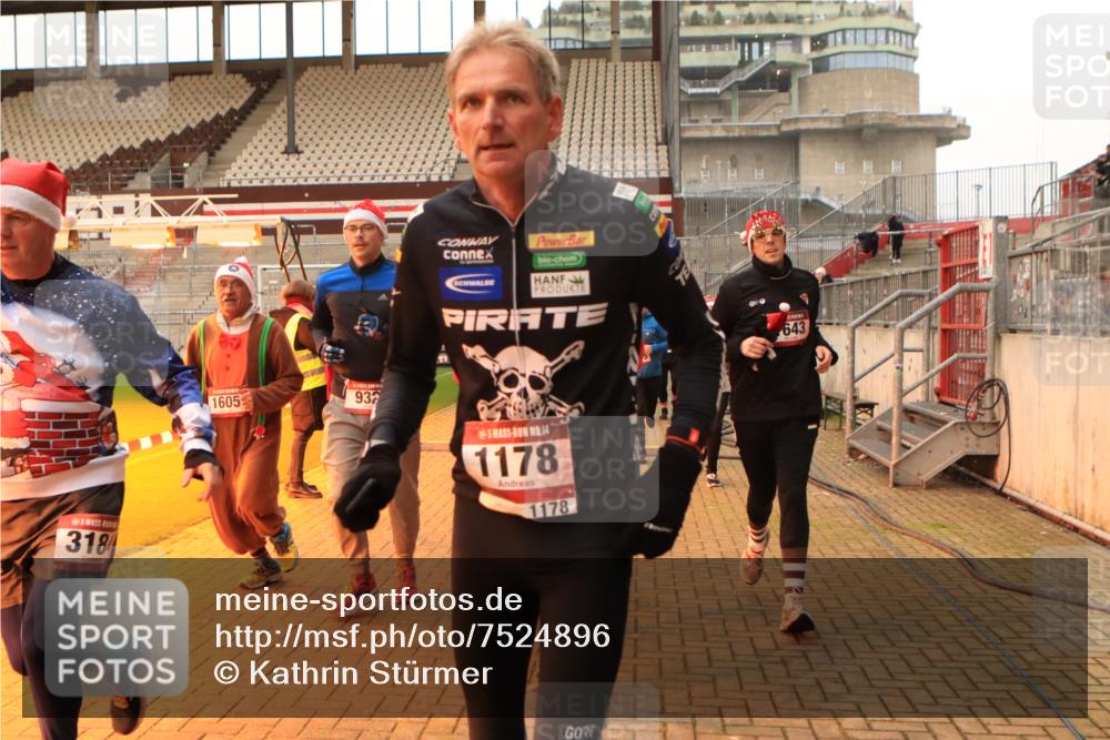 08.12.2024 - St. Pauli X-Mass-Run No. 14 Kathrin Stürmer Photography http://msf.ph/oto/7524896 08.12.2024 10:05:27 Ziel 126, 751, 932, 1068, 1178, 1232, 1243, 1605, 1643, 1650, 1957, 2056, 2077, 2080, 2146, 2306, 2308, 2344, 2435, 2474, 2603, 2864, 2866, 2908, 3114, 3115, 3118, 3184, 3302 meine-sportfotos.de