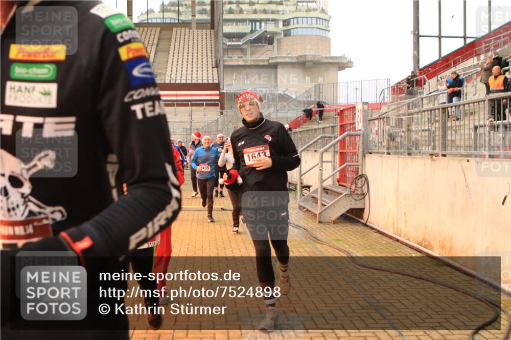 08.12.2024 - St. Pauli X-Mass-Run No. 14 Kathrin Stürmer Photography http://msf.ph/oto/7524898 08.12.2024 10:05:27 Ziel 126, 751, 932, 1068, 1178, 1232, 1243, 1605, 1643, 1650, 1957, 2056, 2077, 2080, 2146, 2306, 2308, 2344, 2435, 2474, 2603, 2864, 2866, 2908, 3114, 3115, 3118, 3184, 3302 meine-sportfotos.de