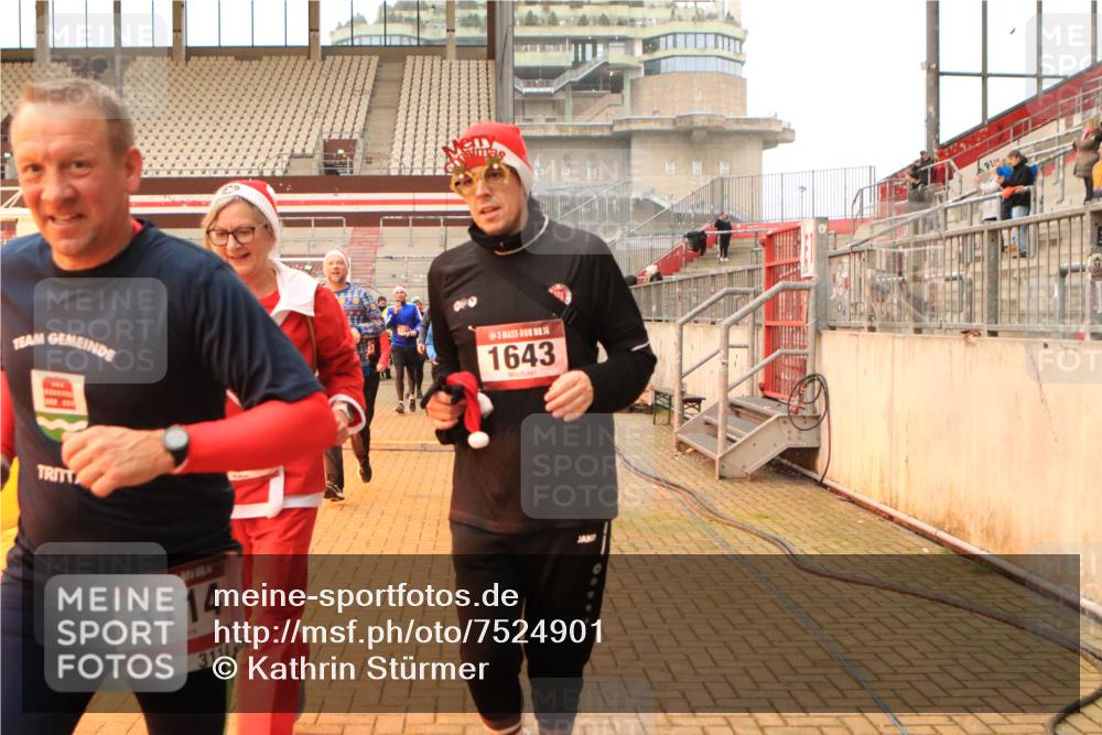 08.12.2024 - St. Pauli X-Mass-Run No. 14 Kathrin Stürmer Photography http://msf.ph/oto/7524901 08.12.2024 10:05:28 Ziel 126, 751, 932, 1068, 1178, 1232, 1243, 1605, 1643, 1650, 1957, 2056, 2077, 2080, 2146, 2306, 2308, 2344, 2435, 2474, 2603, 2864, 2866, 2908, 3114, 3115, 3118, 3184, 3302 meine-sportfotos.de
