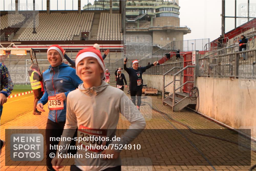 08.12.2024 - St. Pauli X-Mass-Run No. 14 Kathrin Stürmer Photography http://msf.ph/oto/7524910 08.12.2024 10:05:30 Ziel 126, 751, 932, 1068, 1178, 1232, 1243, 1605, 1643, 1650, 1957, 2056, 2077, 2080, 2306, 2308, 2344, 2435, 2474, 2603, 2864, 2866, 2908, 3114, 3115, 3118, 3184, 3302 meine-sportfotos.de