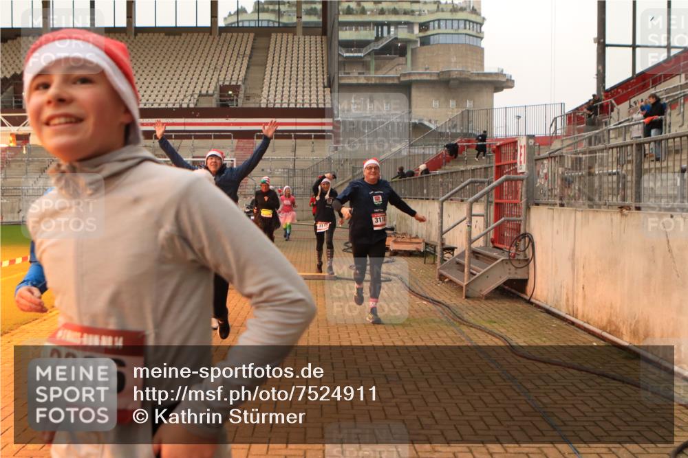 08.12.2024 - St. Pauli X-Mass-Run No. 14 Kathrin Stürmer Photography http://msf.ph/oto/7524911 08.12.2024 10:05:30 Ziel 126, 751, 932, 1068, 1178, 1232, 1243, 1605, 1643, 1650, 1957, 2056, 2077, 2080, 2306, 2308, 2344, 2435, 2474, 2603, 2864, 2866, 2908, 3114, 3115, 3118, 3184, 3302 meine-sportfotos.de