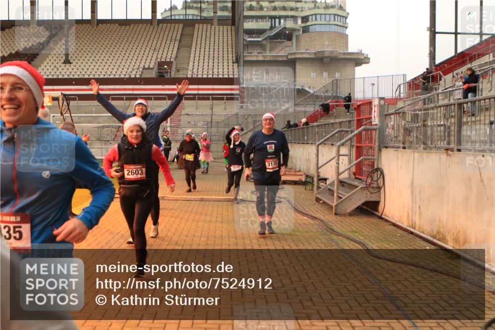 08.12.2024 - St. Pauli X-Mass-Run No. 14 Kathrin Stürmer Photography http://msf.ph/oto/7524912 08.12.2024 10:05:30 Ziel 126, 751, 932, 1068, 1178, 1232, 1243, 1605, 1643, 1650, 1957, 2056, 2077, 2080, 2306, 2308, 2344, 2435, 2474, 2603, 2864, 2866, 2908, 3114, 3115, 3118, 3184, 3302 meine-sportfotos.de